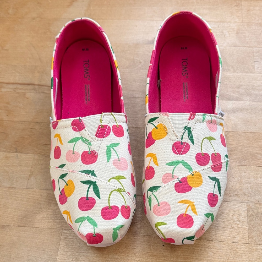 Tom’s Cherry Alpargata Size 10